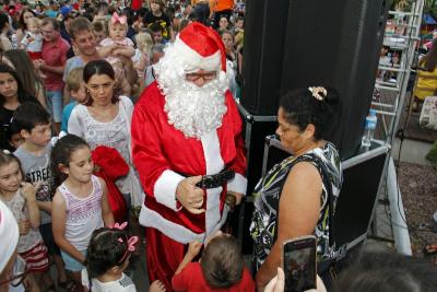 espet-culos-papai-noel-e-fogos-marcaram-o-domingo