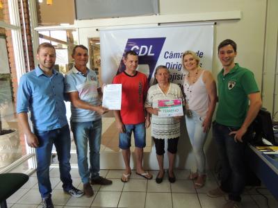 prefeitura-e-cdl-entregam-terreno-do-sorteio-de-