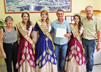 comitiva-da-festa-do-aipim-visita-prefeito-em-exerc-cio