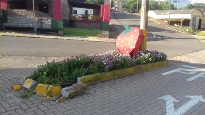 mais-um-s-mbolo-destru-do