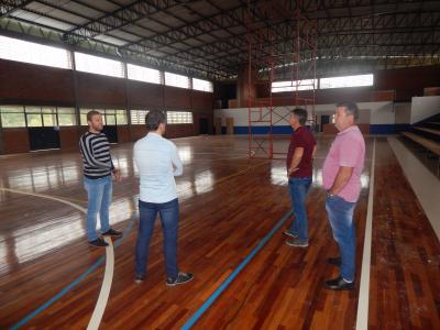 prefeito-e-vice-conferem-quadra-da-col-mbia