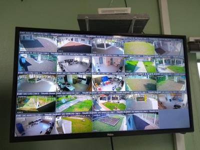 c-meras-monitoram-escolas