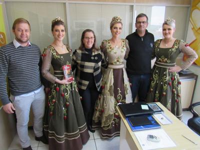 soberanas-e-prefeito-convidam-festa-do-moranguinho