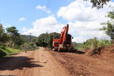 m-quinas-j-trabalham-no-arroio-das-pedras