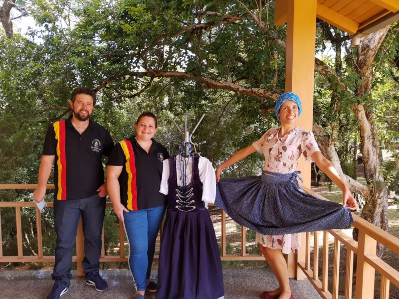 Malu com representantes da Dança Alema.jpg