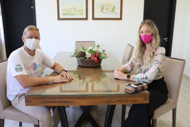 rainha-caroline-reuss-visita-prefeito-e-fala-de-projeto-para-representar-bom-principio