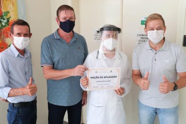 prefeito-participa-de-acao-de-reconhecimento-aos-profissionais-da-saude