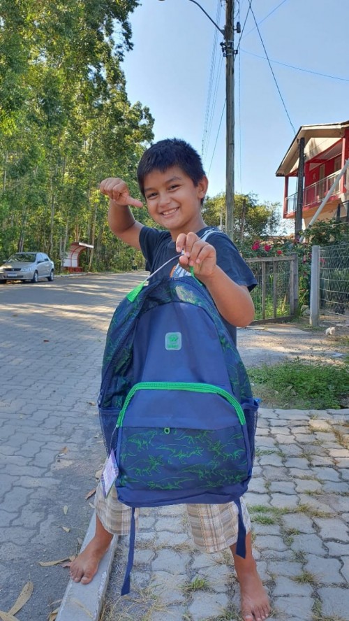 criancas-recebem-kits-de-material-escolar