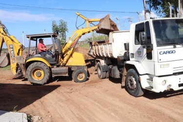 maquinas-trabalham-no-patio-da-futura-emei