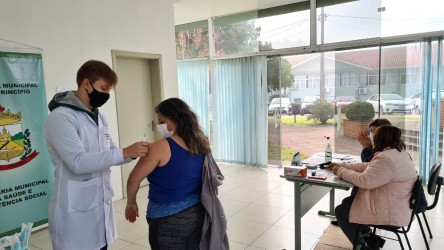 bom-principio-inicia-vacinacao-de-pessoas-com-44-e-43-anos