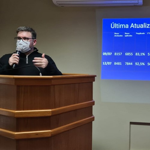 medico-fez-explanacao-sobre-a-vacinacao-na-camara