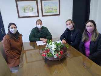 com-recursos-da-prefeitura-e-apoio-do-cpm-escola-sao-luis-tera-toldo-no-acesso-dos-alunos