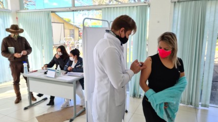 galera-de-28-e-27-anos-chegou-a-sua-vez-de-vacinar