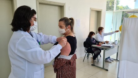 hoje-tem-vacinacao-no-vespertino-e-amanha-dos-jovens-de-20-anos