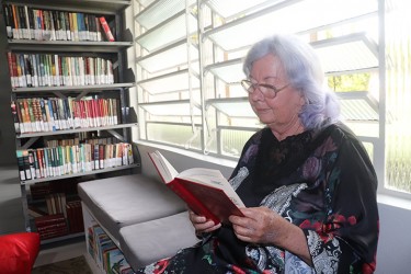 escritora-e-a-primeira-leitora-na-nova-biblioteca