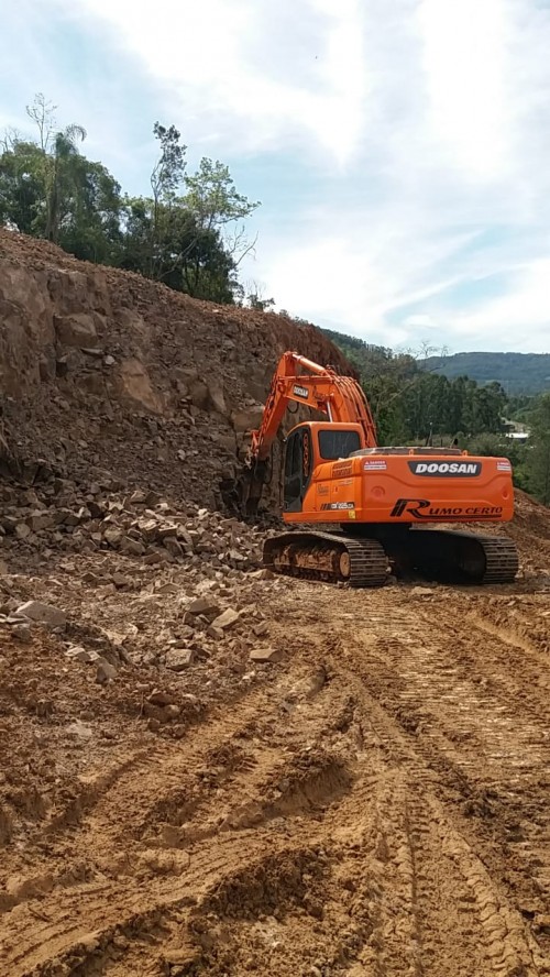 maquinas-trabalham-para-retirar-material-em-santa-teresinha