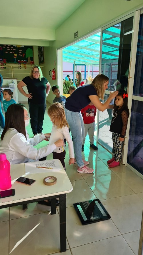 nutricionistas-avaliam-criancas-nas-escolas