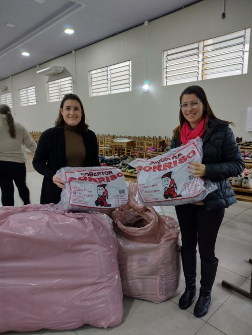 projeto-faz-bem-remir-doa-50-cobertores-para-a-campanha-do-agasalho