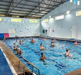 piscina-cheia-no-reinicio-do-vida-e-movimento