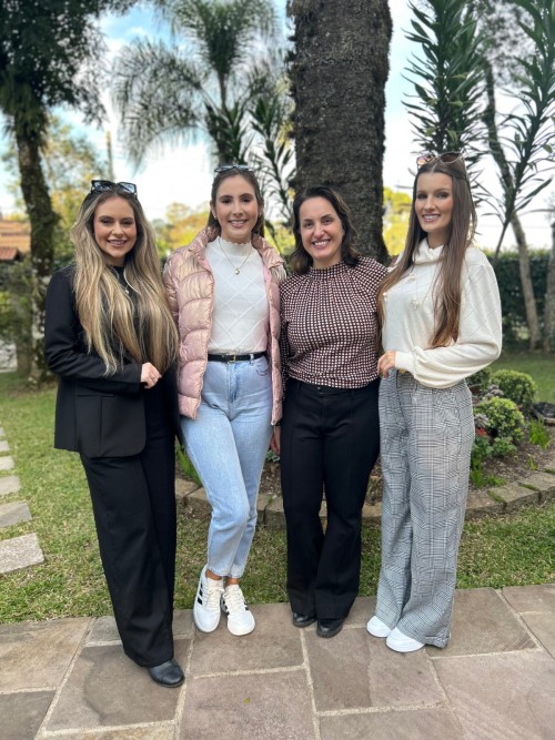 estilista-vivian-boff-assina-os-trajes-das-soberanas-da-21-festa-nacional-do-moranguinho