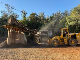 prefeitura-reativa-britador-municipal-e-gera-economia-na-manutencao-de-estradas