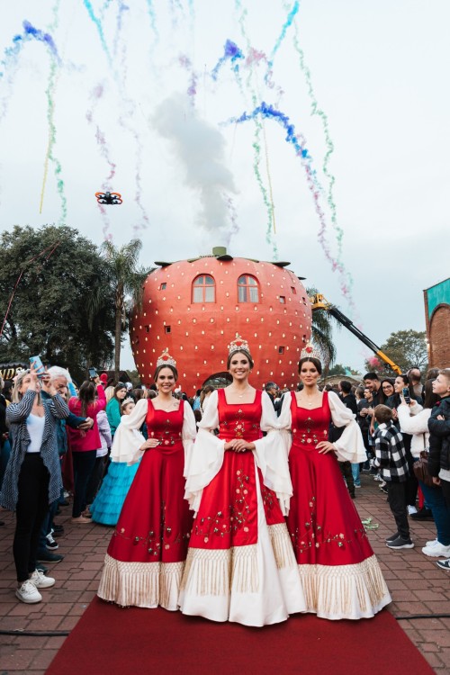 vestidos-das-soberanas-sao-apresentados-em-evento-emocionante-e-cheio-de-orgulho-para-a-terra-do-moranguinho