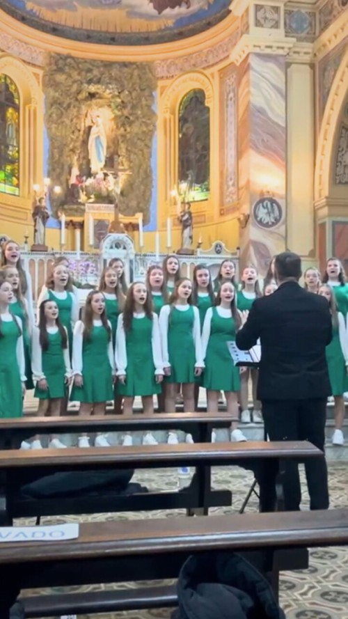 com-a-mala-cheia-de-experiencias-coral-de-meninas-retorna-de-botucatu-celebrando-trocas-musicais-e-culturais