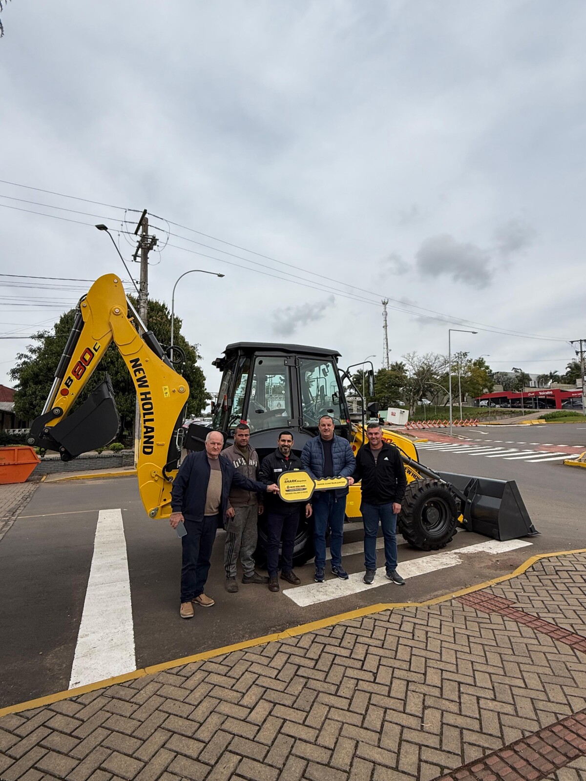 prefeitura-adquire-nova-retroescavadeira-para-obras-e-manutencao