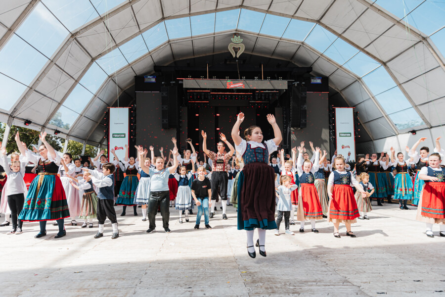 21-festa-nacional-do-moranguinho-cultura-alema-em-evidencia-com-o-10-kindertreffen-in-dem-schonen-erdbeerland