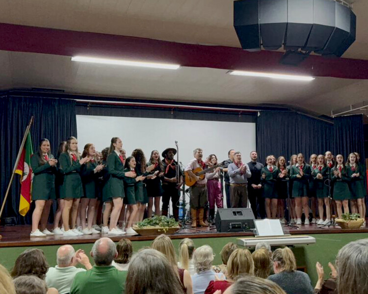 um-encontro-para-a-historia-coral-de-meninas-de-bom-principio-canta-ao-lado-de-elton-saldanha-em-concerto-inesquecivel