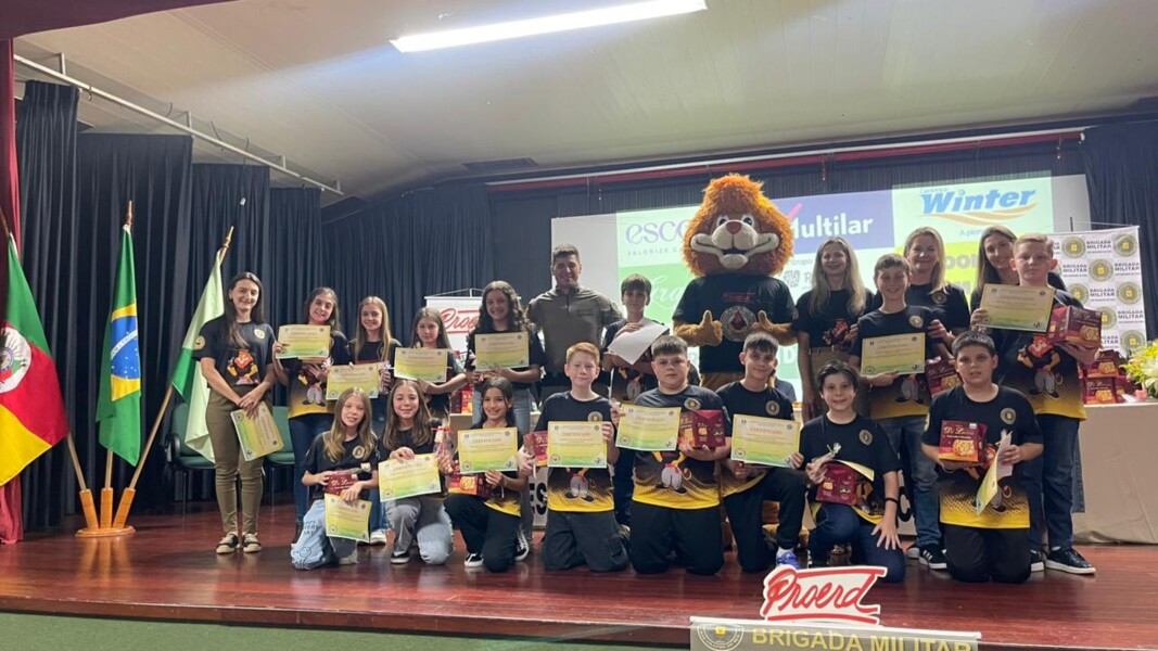 proerd-forma-190-alunos-e-reforca-uniao-entre-escola-familia-e-brigada-militar