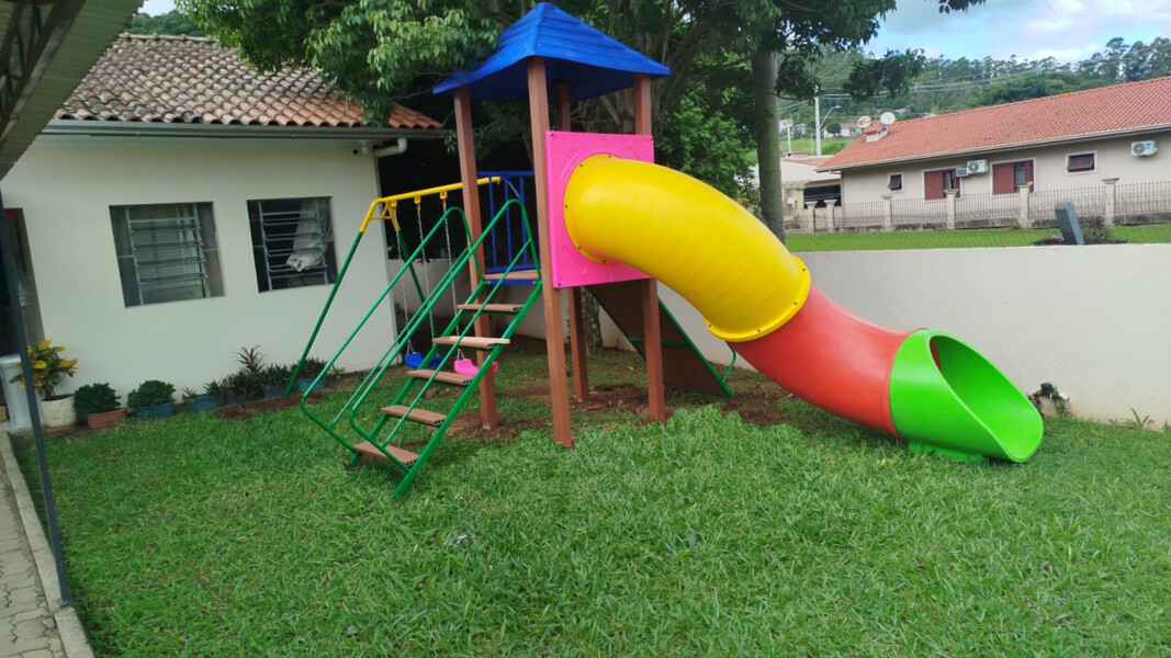 novo-playground-e-entregue-na-emei-pingo-de-gente