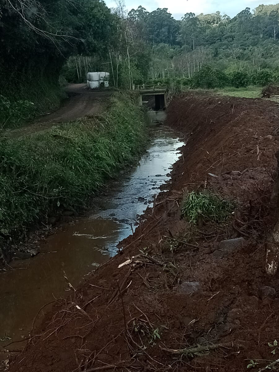 prevencao-as-enchentes-limpeza-historica-no-arroio-das-pedras-beneficia-moradores-e-produtores-rurais